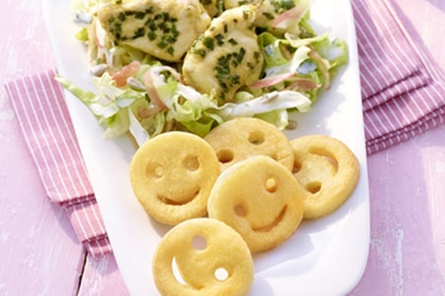 Hähnchen-Nuggets im Kräuterhemd, Apfel-Kopfsalatnest und Smiles ...