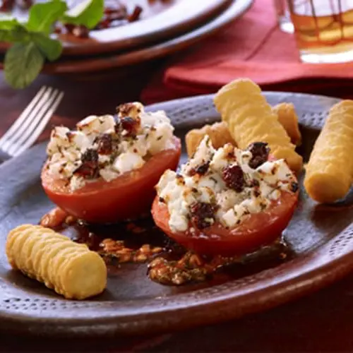 Orientalisch gefüllte Tomaten aus dem Ofen mit Kroketten