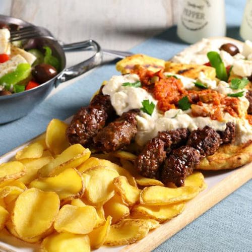 Crunchy Petals met kebab en feta-saus