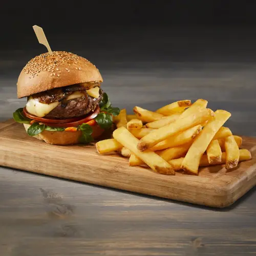 Gourmet Burger mit Home Style Fries
