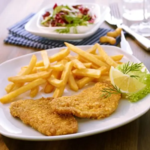 Schnitzel in Erdnuss-Knusperkruste und Pommes frites