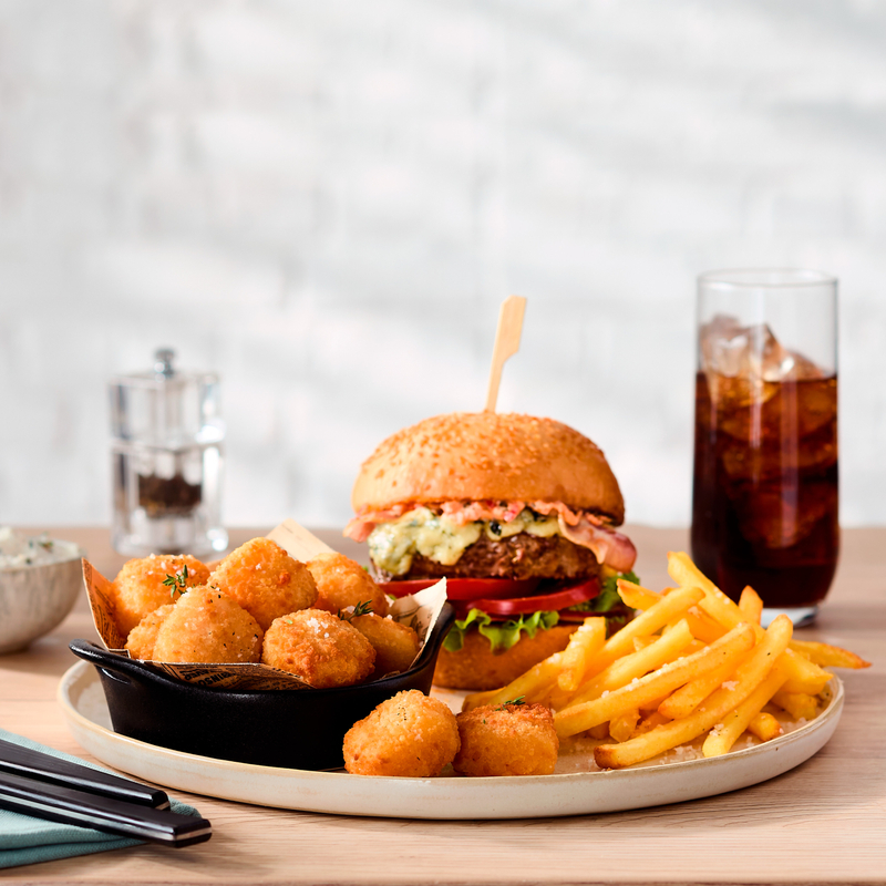 Burger rustique bacon fromage bleu et bouchées Mac&Cheese