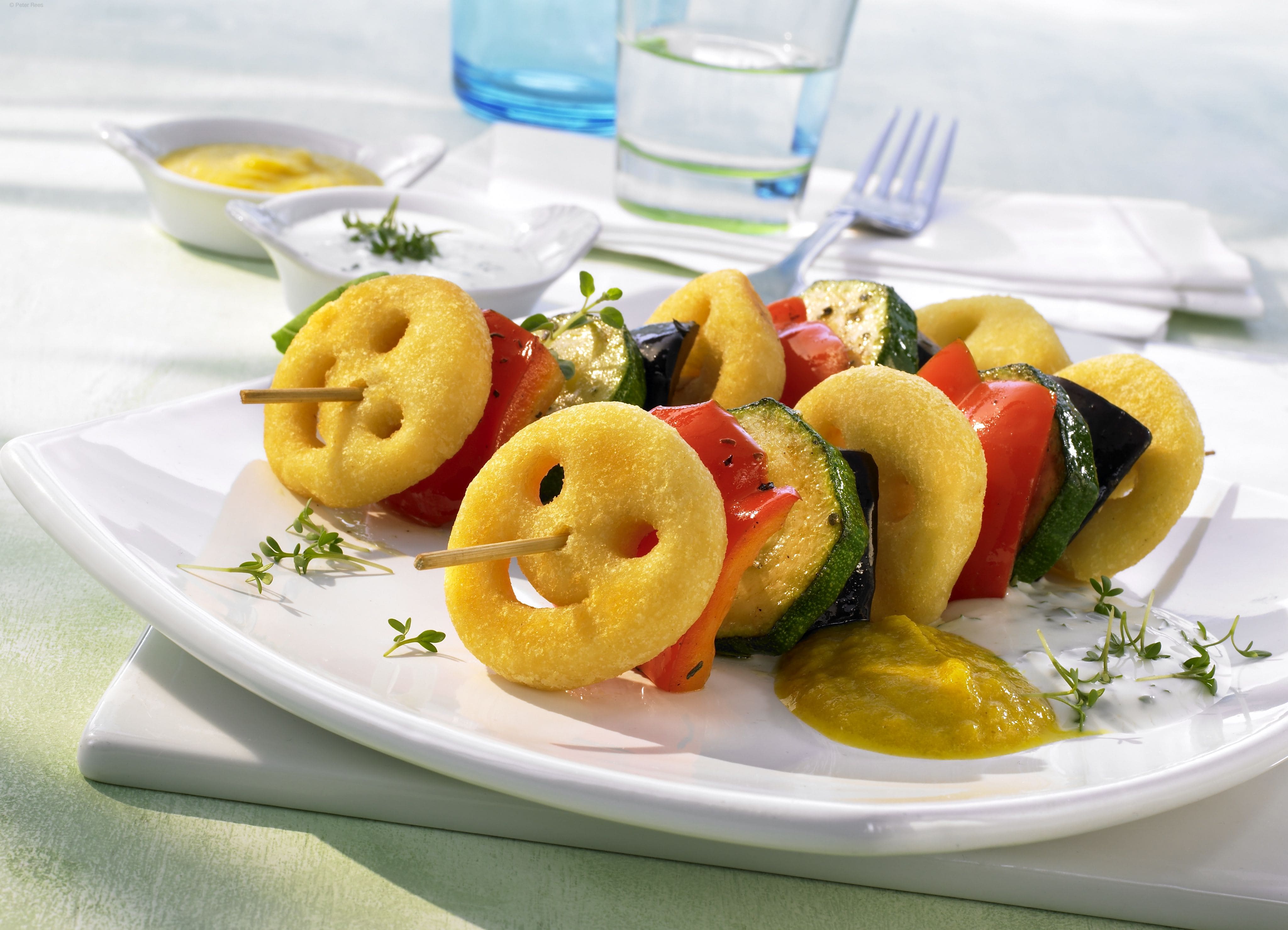 Gemüse-Spieße mit Kresse-Joghurt Dip und Potato Smiles - McCain ...