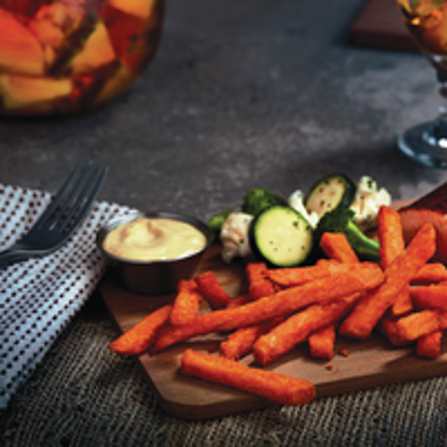 Sweet Potato Fries Με Καπνιστό Σολομό Σε Πλάκα Κέδρου