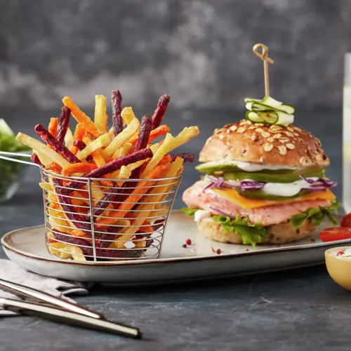 Veggie fries con hamburguesa de salmón