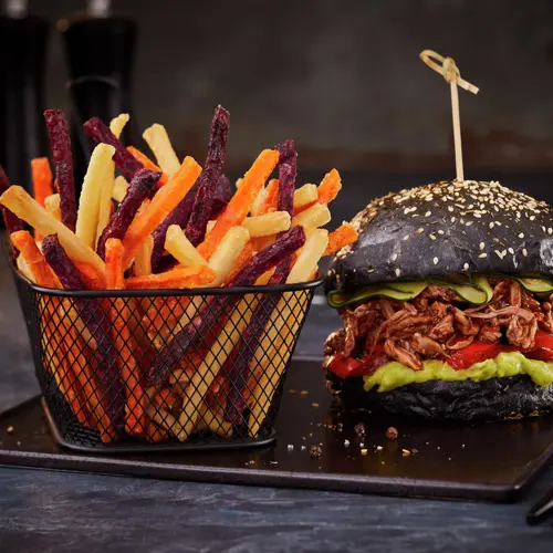 Veggie fries com hambúrguer de carne de porco desfiada