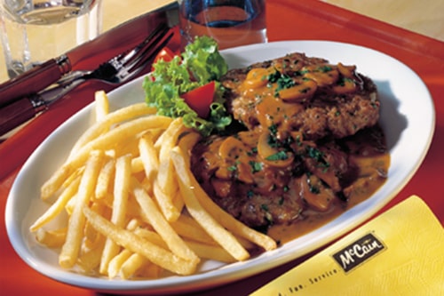 Hacksteak mit Champignon-Sauce und Pommes frites - McCain Foodservice DACH