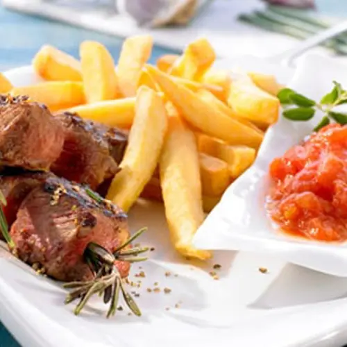 Rumpsteakwürfel mit Chili-Tomaten-Dip und Pommes frites