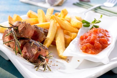 Rumpsteakwürfel mit Chili-Tomaten-Dip und Pommes frites - McCain ...