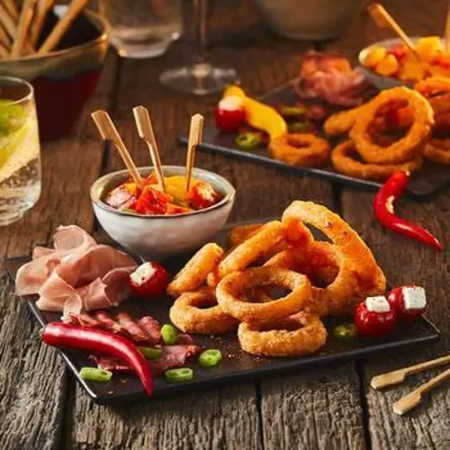 Fingerfood-Platte mit Onion Rings