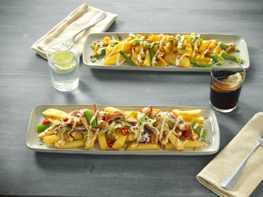 Loaded fries mit Pulled Turkey (mit Coleslaw, Erbsenschoten. Chili  und Cocktailsauce)