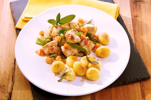 Fruchtiges Putenragout mit goldbraunen Salbeikartoffeln - McCain ...