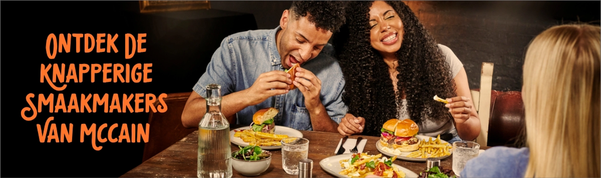 Mensen die burgers eten met friet van McCain  