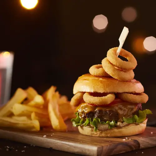 Hamburguesa con salsa de pimienta y topper de Mini Aros 