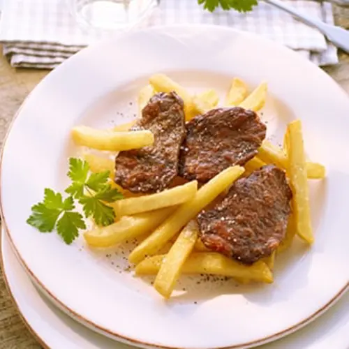 BBQ-Filet mit Pommes frites