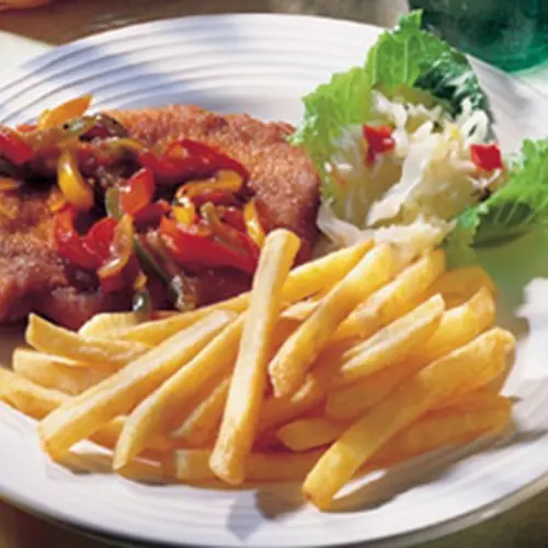 Puszta-Schnitzel mit Pommes frites