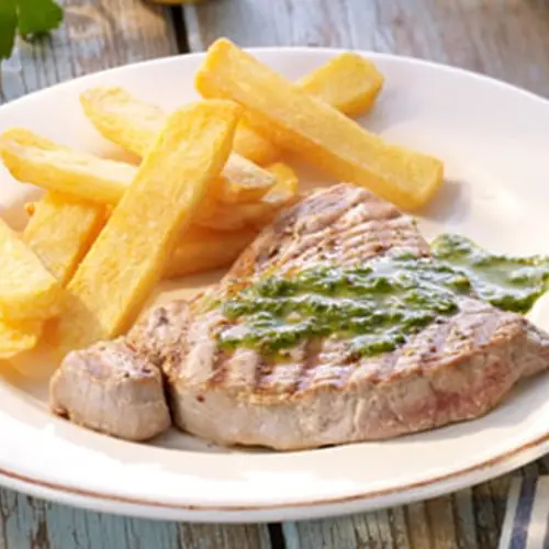 Thunfischsteak mit Petersilien-Zitronen-Pesto und Steakhouse fries