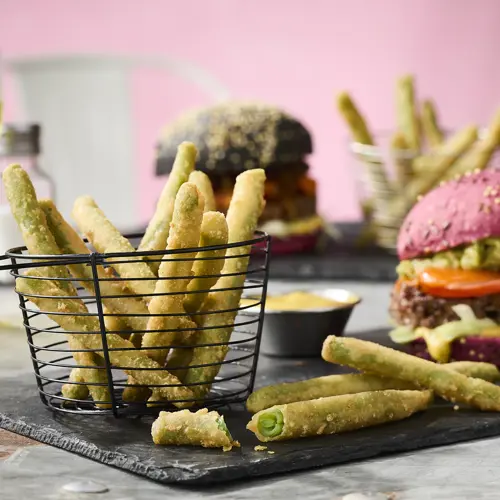 Kleurrijke burger met een side van Tempura Green Beans boontjes